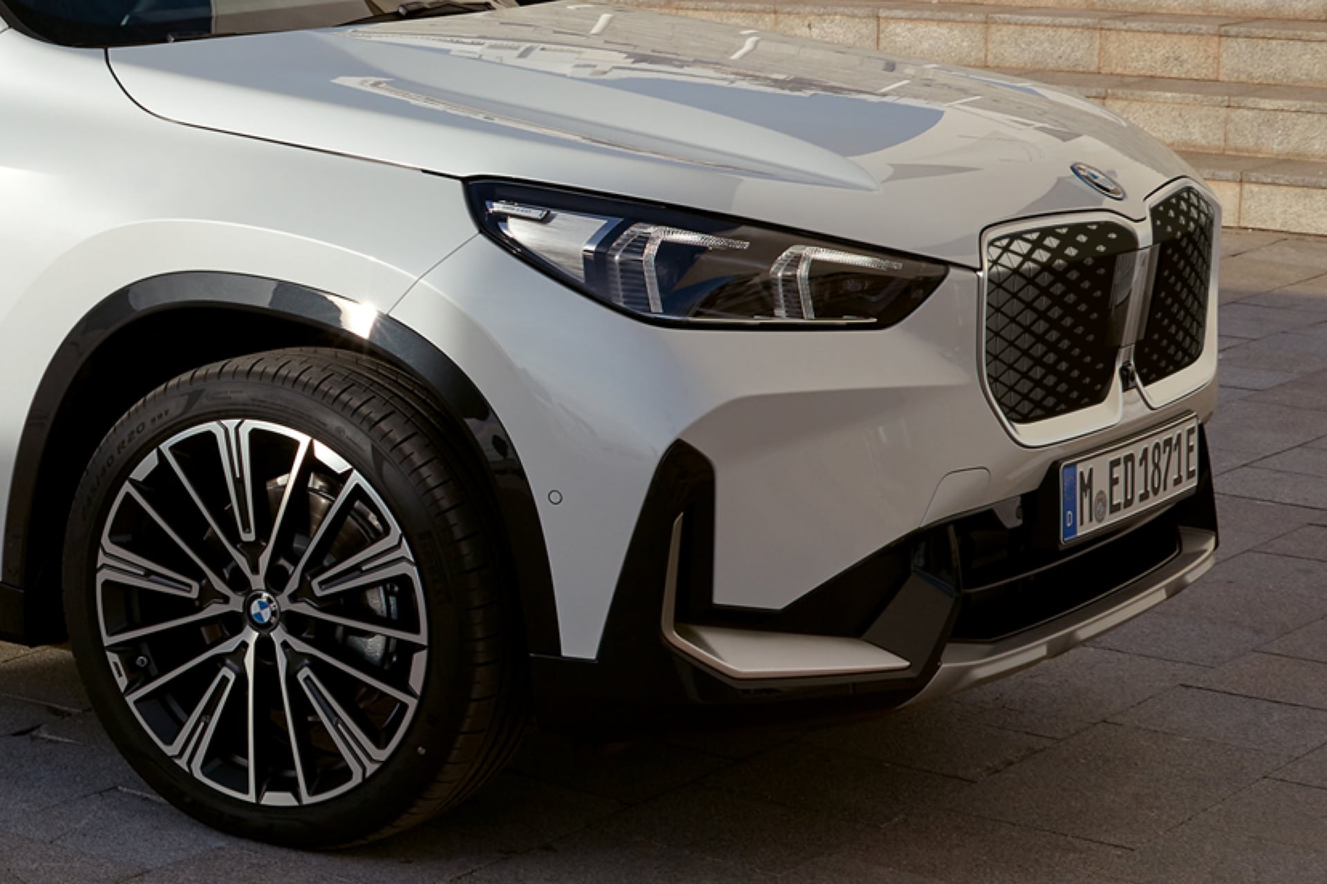 חזית BMW iX1 — פנסים וכליות