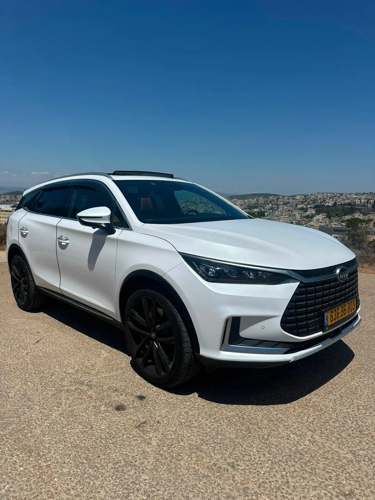 רכב יד שנייה מצולם מבחוץ בזווית שלושת-רבעי — פחחות, צבע, זגוגיות וגלגלים